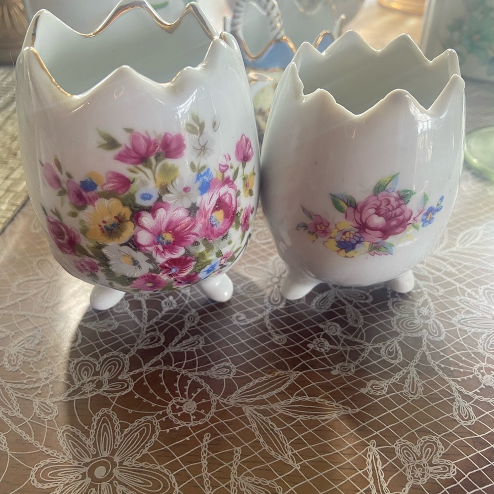 2 Vintage egg vases with pink floral